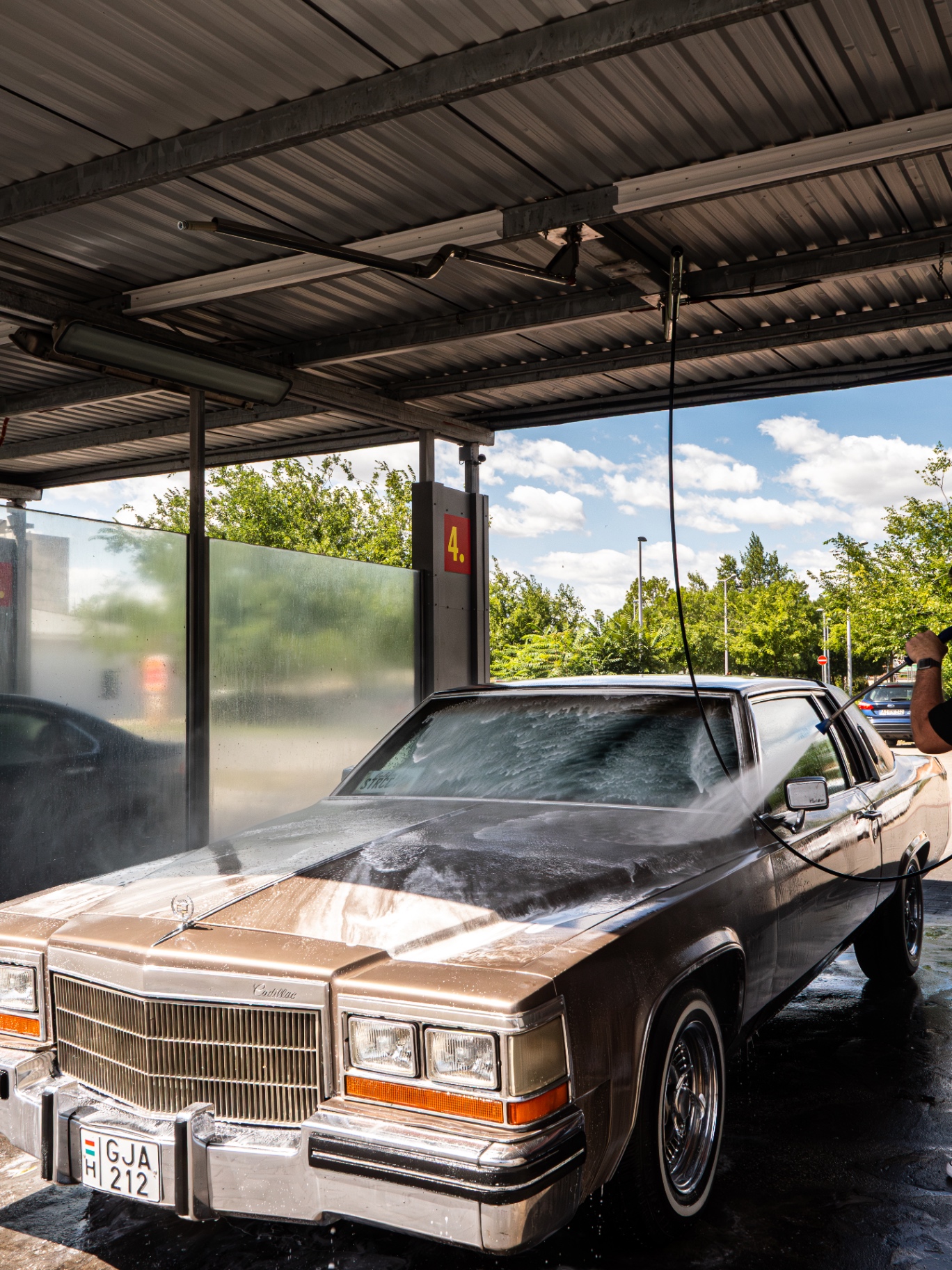 Cadillac habos frontja mosás közben